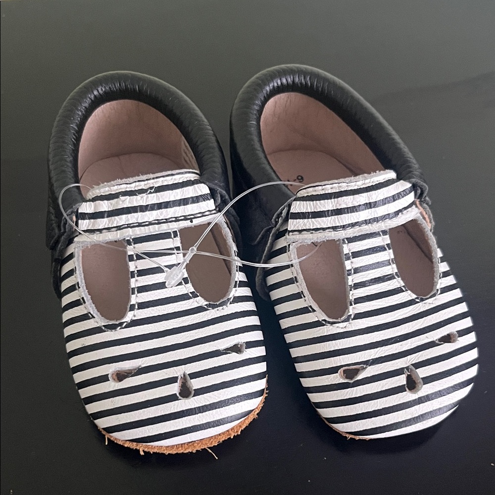Monkey Feet Black and White Striped Mary Jane Baby Shoes 6/12 months